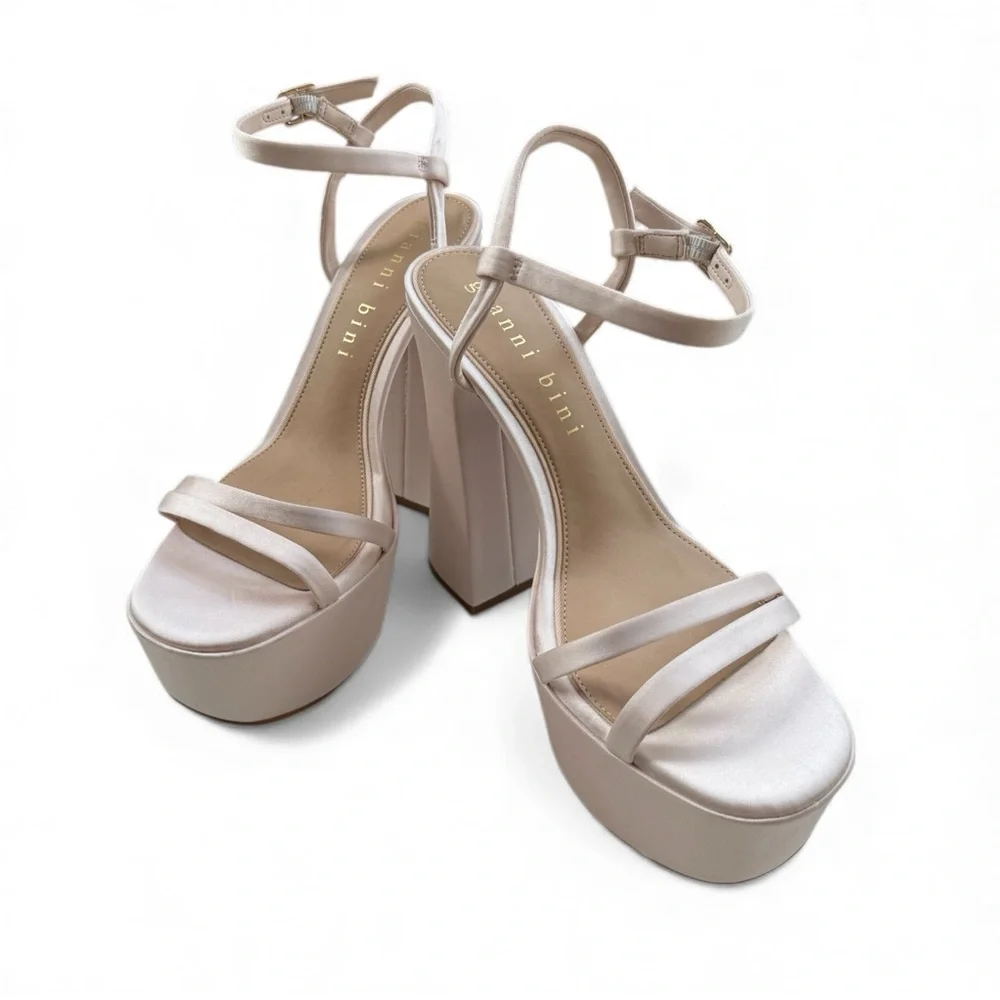 Gianni Bini NWT Platform Sandals Pink